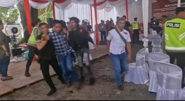 Salah satu massa saat diamankan polisi, Foto : Ist