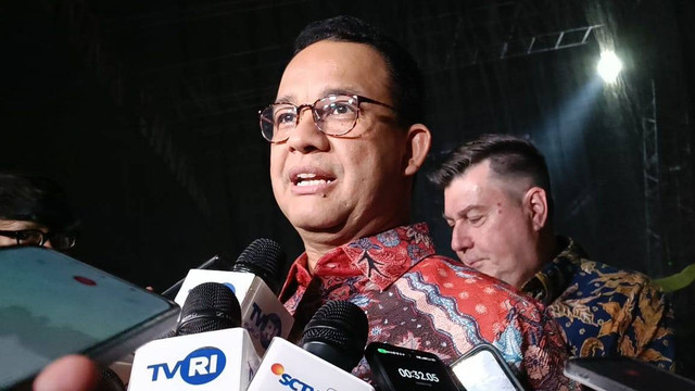 Anies Baswedan saat diwawancarai wartawan di Pekan Raya Jakarta 2024, Jakarta Internasional Expo, Kemayoran, Jakarta Utara, Jumat (21/6/2024). Foto: Fadlan Nuril Fahmi/kumparan