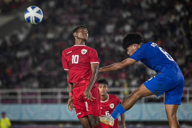 Pesepak bola Timnas Indonesia Alberto (kiri) berebut bola dengan pesepak bola Timnas Singapura Andy Reefqy (kanan) pada pertandingan penyisihan grup A Piala AFF U-16 di Stadion Manahan, Solo, Jawa Tengah, Jumat (21/6/2024). Foto: Mohammad Ayudha/ANTARA FOTO