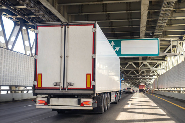 Ilustrasi perisai kolong truk. Foto: FOTOGRIN/Shutterstock