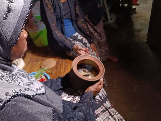 Olahan bekamal sebelum disajikan, harus melalui fermentasi terlebih dahulu, mulai dengan menaburkan garam hingga pengeringan, tidak cukup seharian, proses ini butuh waktu berhari-hari bahkan bisa berbulan-bulan dalam prosesnya. Berlokasi di Dusun Tamansuruh, Banyuwangi, (Kamis, 20/06)