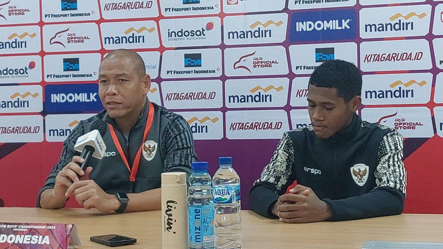 Nova Arianto & Fadly Alberto Hengga usai Timnas U-16 Indonesia vs Singapura dalam laga perdana Piala AFF U-16 (ASEAN U-16 Boys's Championship) di Stadion Manahan, Jumat (21/6). Foto: Dok. kumparan