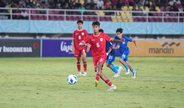 Pemain Timnas U-16 Indonesia, Evandra Florast, cetak gol penalti pada pertandingan grup A Piala AFF U-16 di Stadion Manahan, Solo, Jawa Tengah, Jumat (21/6/2024). Foto: PSSI