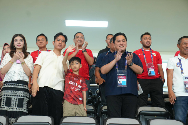 Wali Kota Solo, Gibran Rakabuming Raka; dan Ketum PSSI, Erick Thohir; nonton Timnas U-16 Indonesia vs Singapura dalam laga perdana Piala AFF U-16 (ASEAN U-16 Boys's Championship) di Stadion Manahan, Jumat (21/6). Foto: PSSI