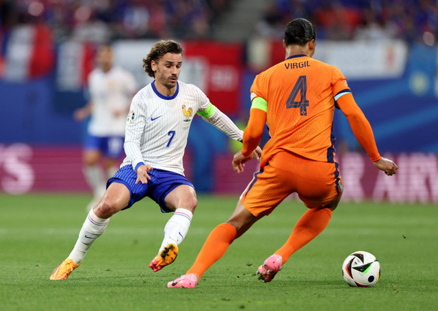 Antoine Griezmann duel dengan Virgil van Dijk saat Belanda vs Prancis dalam laga kedua Grup D Piala Eropa 2024 yang digelar di Red Bull Arena Leipzig, Jerman, Sabtu (22/6) dini hari WIB. Foto: REUTERS/Kai Pfaffenbach