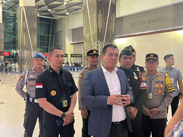 Direktur Jenderal Imigrasi, Silmy Karim, saat mengecek antrean dan sistem pelayanan perlintasan Terminal 3 Internasional Bandara Soekarno-Hatta pada Jumat (21/6) malam. Dok. Imigrasi