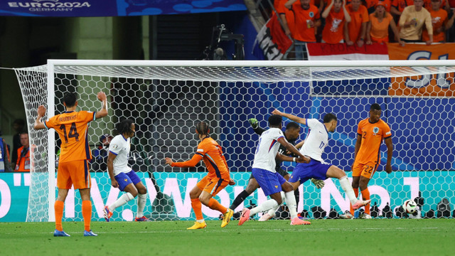 Xavi Simons menendang bola masuk gawang saat Belanda vs Prancis dalam laga kedua Grup D Piala Eropa 2024 yang digelar di Red Bull Arena Leipzig, Jerman, Sabtu (22/6) dini hari WIB. Foto: REUTERS/Kai Pfaffenbach