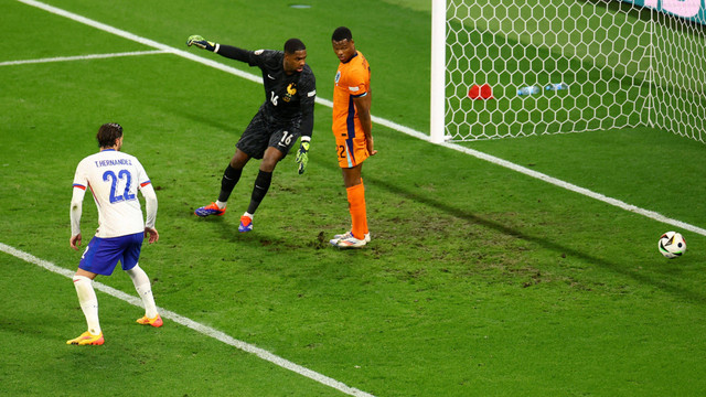 Mike Maignan & Denzem Dumfries berdekatan saat bola masuk gawang di laga Belanda vs Prancis dalam matchday kedua Grup D Piala Eropa 2024 yang digelar di Red Bull Arena Leipzig, Jerman, Sabtu (22/6) dini hari WIB. Foto: REUTERS/Lisi Niesner