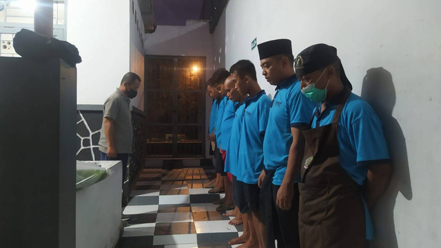 Pastikan Proses Pemberian Makanan Aman, Pegawai Lapas Klaten kontrol Dapur