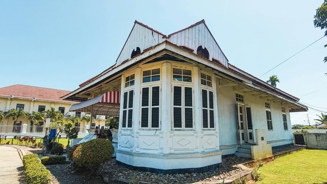 Rumah Bung Karno di Bengkulu hanya berjarak sekitar satu setengah kilometer dari Masjid Jamik. Sumber: Unsplash/Mhd vvn