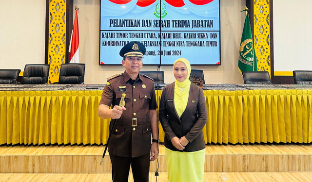 Kajari TTU Firman Setiawan bersama istri usai pelantikan di Kantor Kejaksaan Negeri NTT.