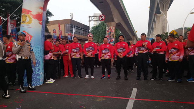 Kapolri, Jaksa Agung, Menkopolhukam, dan Kasad membuka sekaligus ikut Bhayangkara Fun Walk di Jakarta Selatan, Minggu (22/6). Foto: Hedi/kumparan