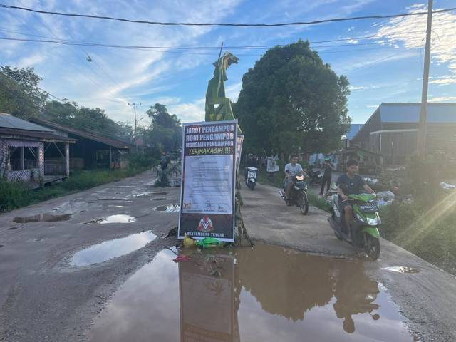 Pesan sarkas warga Menyumbung Tengah terkait tak kunjung diperbaikinya jalan rusak. Foto: Yusrizal/Hi!Pontianak