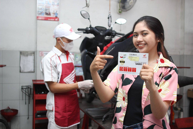 Teknisi AHASS sedang melakukan servis motor pelanggan. Foto: Dok Astra Motor Kalbar