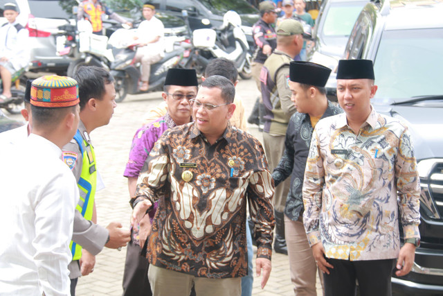 Pj Wali Kota Palembang Ucok Abdulrauf Damenta didampingi Camat Gandus Jufriansyah saat melakukan Safari Jumat di Masjid Al-Saleh , Foto : Ist