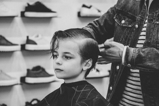 Barbershop Anak di Bandung. Foto hanya ilustrasi, bukan tempat sebenarnya. Sumber: Unsplash/Tommy van Kessel