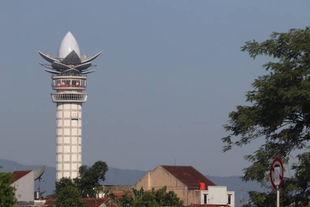 Menara Pandang Teratai, Tempat Wisata di Purwokerto. Sumber: Mufid Majnun/Unsplash