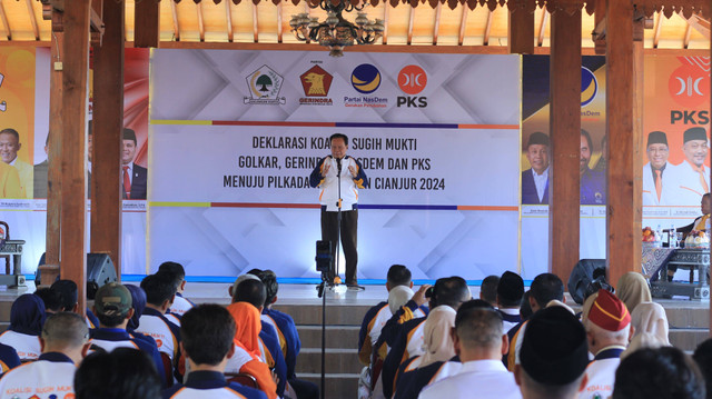 Empat partai besar di Cianjur dengan komposisi kursi terbesar di DPRD Kabupaten Cianjur pada Pileg 2024 yakni Golkar (10 kursi), NasDem (5 kursi), Gerindra (8 kursi), dan PKS (6 kursi) mendeklarasikan Koalisi Sugih Mukti. Foto: Tomi Indra