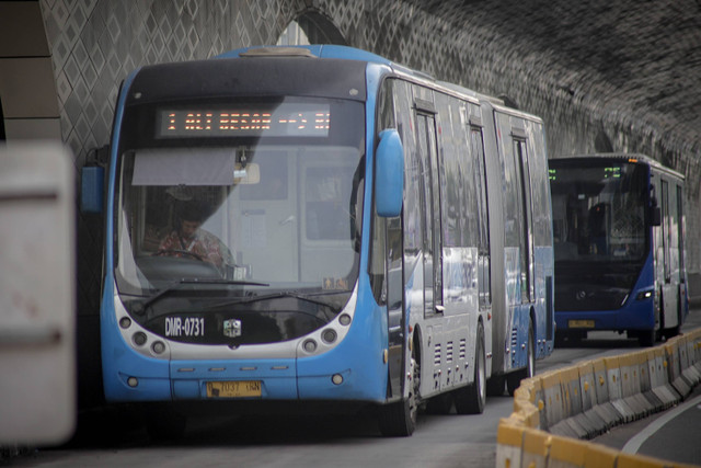 Bus TransJakarta melintas di sekitar Bundaran Hotel Indonesia, Jalan MJ Thamrin , Jakarta, Sabtu (22/6/2024). Foto: Jamal Ramadhan/kumparan