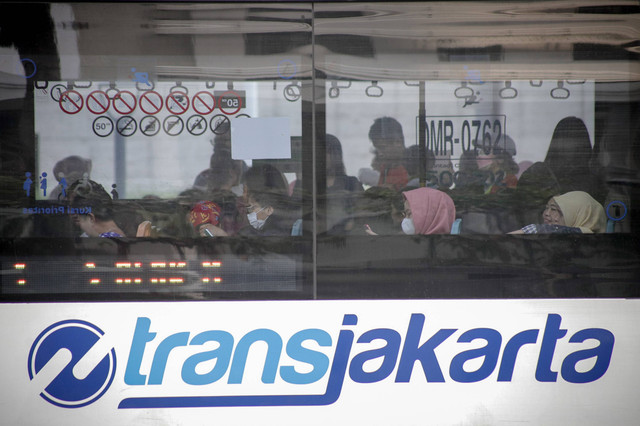 Bus TransJakarta melintas di sekitar Bundaran Hotel Indonesia, Jalan MJ Thamrin , Jakarta, Sabtu (22/6/2024). Foto: Jamal Ramadhan/kumparan