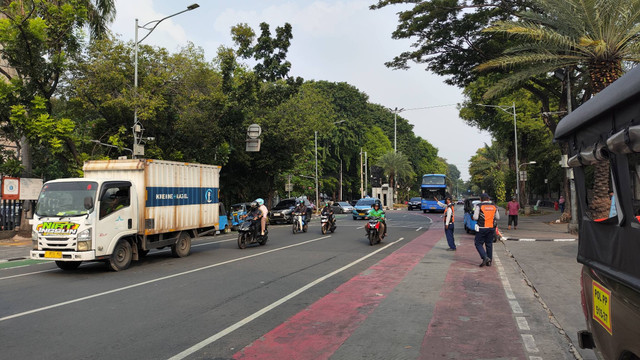 Lokasi parkir liar Rp 300 ribu di dekat Masjid Istiqlal, Jakarta Pusat, dijaga Petugas Satpol PP dan Dinas Perhubungan, Sabtu (22/6/2024). Foto: Jonathan Devin/kumparan