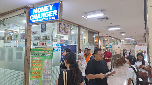 Money changer PT Valuta Artha Mas di ITC Kuningan, Jakarta Selatan, Sabtu (22/6/2024). Foto: Ghifari/kumparan 