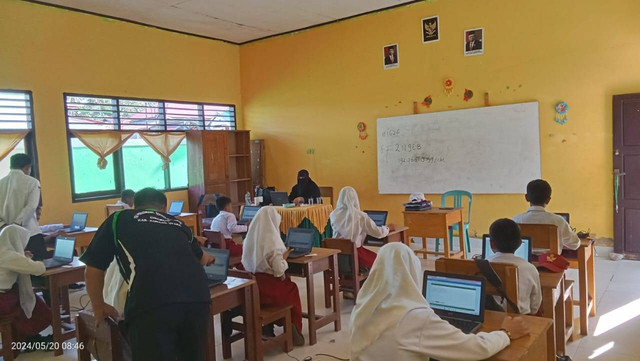 Dok. Pribadi/ siswa sedang melaksanakan ujian berbasis komputer