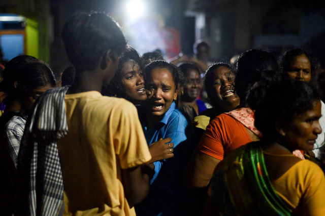 Anggota keluarga berduka atas kematian orang yang meninggal setelah mengonsumsi minuman keras beracun di Kallakurichi, di Tamil Nadu, India, Kamis (20/6/2024). Foto: Stringer/Reuters