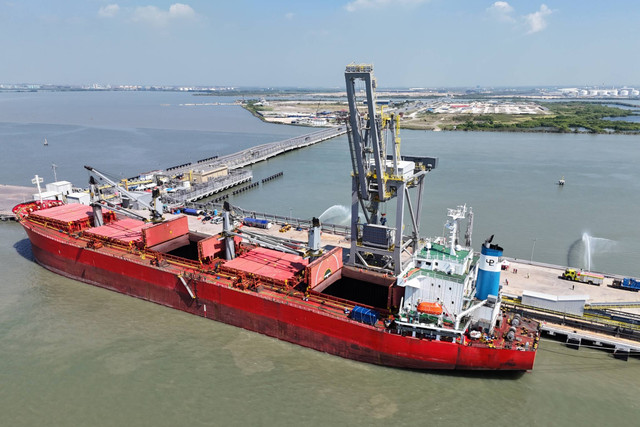 Kapal Mother Vessel (MV) Unitama Lily yang membawa konsentrat tembaga ke smelter baru Freeport di Gresik, Jawa Timur, Jumat (21/6/2024). Foto: Dok. Freeport Indonesia 