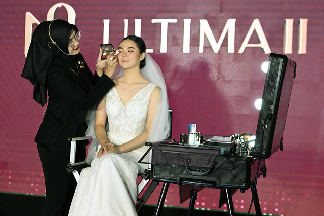 Juri utama WPMC 2024, MUA Olis Herawati, melakukan demo makeup International Bridal Look di Konferensi pers WPMC 2024 Ultima II di Alila SCBD, Jakarta, Selasa (18/6/2024). Foto: Foto: Dok. Ultima II 