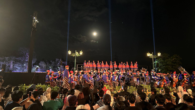 Konser Yogyakarta Royal Orchestra digelar di Bendung Kamijoro, Kulon Progo, Yogyakarta pada Sabtu (22/6/2024). Foto: Caroline Pramantie/kumparan