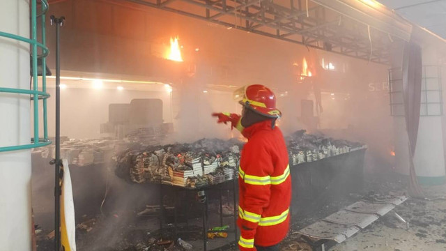 Petugas Damkar sedang melakukan pemadaman kebakaran di Pusat perbelanjaan Revo Mall yang berlokasi di Jalan Ahmad Yani, Bekasi Selatan, Kota Bekasi, Sabtu (22/6/2024). Foto: Dok. Istimewa