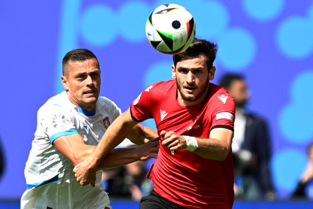 Pemain Georgia Khvicha Kvaratskhelia beraksi melawan Republik Ceko Tomas Holes pada pertandingan Piala Eropa 2024 di Hamburg Volksparkstadion, Hamburg, Jerman, Sabtu (22/6/2024). Foto: Fabian Bimmer/REUTERS 