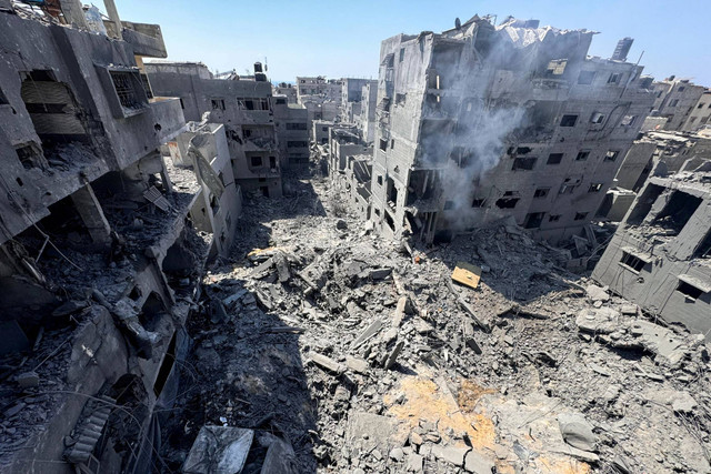 Kerusakan di lokasi serangan Israel terhadap rumah-rumah di kamp pengungsi Al Shati di Kota Gaza, Sabtu (22/6/2024). Foto: Ayman Al Hassi/REUTERS