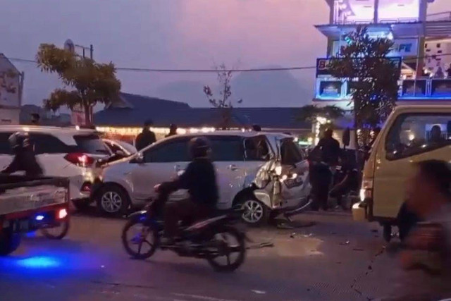 Empat mobil terlibat kecelakaan beruntun di dekat Exit Tol Soroja, Soreang, Kabupaten Bandung, Sabtu (22/6/2024). Foto: Dok. Istimewa