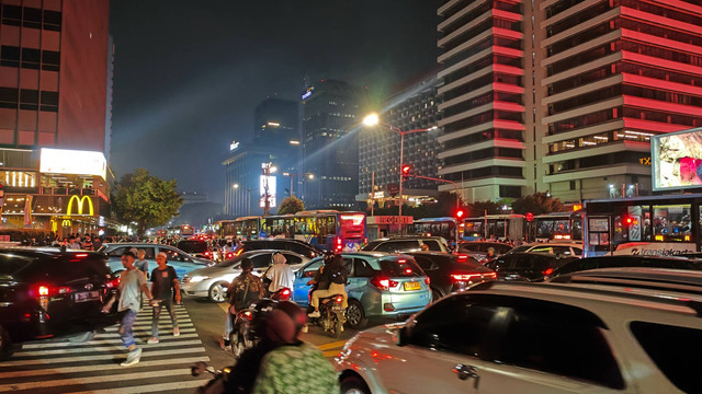 Suasana arus lalu lintas di dekat Mal Sarinah, Jalan MH Thamrin, Jakarta Pusat, Sabtu (22/6/2024) malam. Foto: Jonathan Devin/kumparan