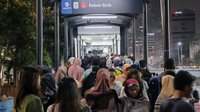 Kepadatan penumpang TransJakarta Kebon Sirih, Jakarta Pusat, Sabtu (22/6/2024) malam. Foto: Jonathan Devin/kumparan