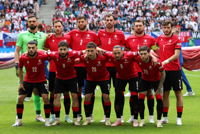 Pemain Timnas Georgia berpose menjelang pertandingan sepak bola Grup F Piala Eropa 2024 antara Georgia dan Republik Ceko di Volksparkstadion di Hamburg, Jerman, Sabtu (22/6/2024). Foto: Ronny Hartmann/AFP