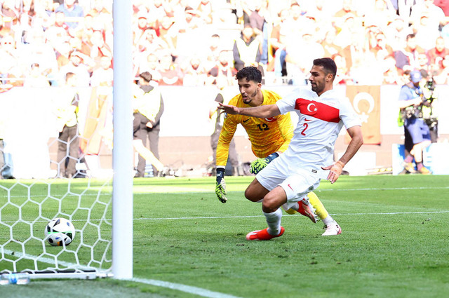 Altay Bayindir dan Zeki Celik coba cegah bola masuk gawang saat Turki vs Portugal dalam matchday kedua Grup F Piala Eropa 2024 di Signal Iduna Park, Jerman, pada Sabtu (22/6) malam WIB. Foto: REUTERS/Bernadett Szabo