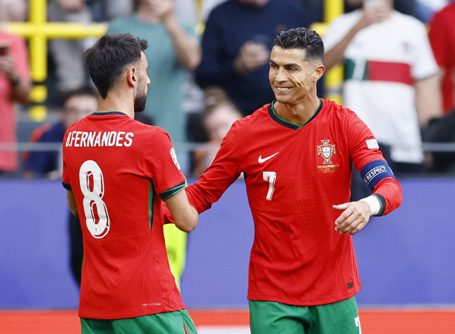 Cristiano Ronaldo (kanan) rayakan gol bersama Bruno Fernandes saat Turki vs Portugal dalam matchday kedua Grup F Piala Eropa 2024 di Signal Iduna Park, Jerman, pada Sabtu (22/6) malam WIB. Foto: REUTERS/Leon Kuegeler