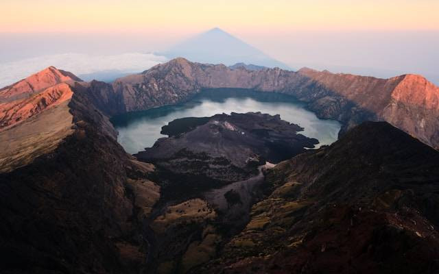 Danau di atas gunung. Sumber: Unsplash/ Joshua Kettle