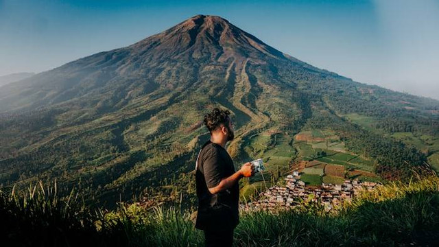 Bukit Sikunir (Foto hanya ilustrasi, bukan tempat sebenarnya) Sumber: unsplash.com/ Andri Hermawan