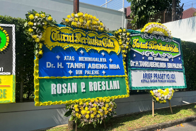 Karangan bunga dari pejabat, tokoh publik dan perusahaan pelat merah atas meninggalnya mantan Menteri Pendayagunaan BUMN Tanri Abeng, di rumah duka, Jakarta Selatan, Minggu (23/6/2024).  Foto: Widya Islamiati/kumparan