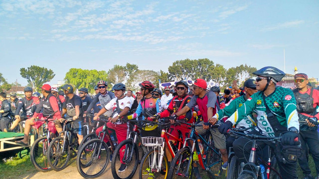 Peserta Fun Bike oleh Kapolres Lampung Timur di Lapangan Merdeka Sribhawono. | Foto: Puput Octaviani/Lampung Geh