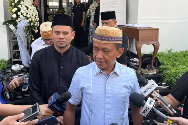 Menteri Investasi Bahlil Lahadalia di rumah duka Tanri Abeng kawasan Simprug, Jakarta Selatan, Minggu (23/6/2024). Foto: Widya Islamiati/kumparan