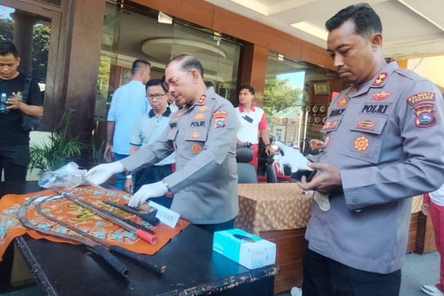 Kapolda Sumbar, Irjen Pol Suharyono, menjelaskan kasus pembubaran tawuran di Kota Padang yang mencuat gara-gara remaja 13 tahun tewas.  Foto: Dok. kumparan