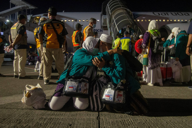 Dua jemaah haji berpelukan usai bersujud syukur setibanya di Bandara Adi Soemarmo, Boyolali, Jawa Tengah, Minggu (23/6/2024) dini hari. Foto: Aloysius Jarot Nugroho/ANTARA FOTO  