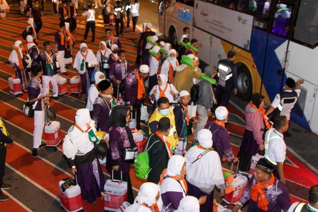 Sejumlah jemaah haji yang tergabung dalam kelompok terbang (kloter) pertama tiba di tanah air di Bandara Internasional Juanda Surabaya di Sidoarjo, Jawa Timur, Sabtu (22/6/2024). Foto: Ardiansyah/ANTARA FOTO