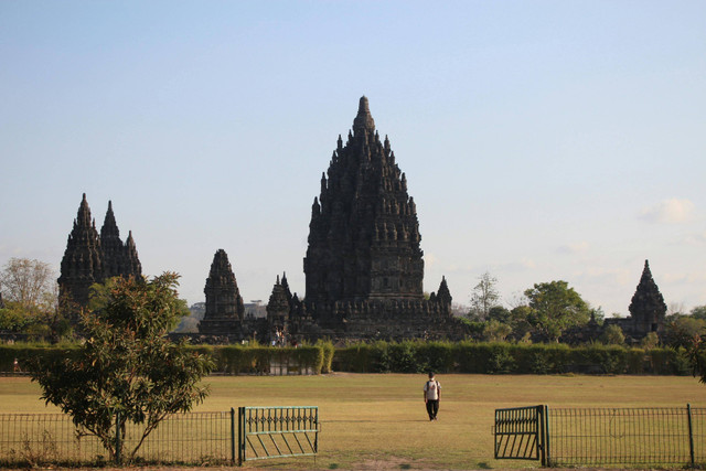 Ilustrasi Candi Prambanan (sumber : Foto oleh Lan Yao: https://www.pexels.com/id-id/foto/tengara-penunjuk-penanda-tonggak-batas-19579190/)