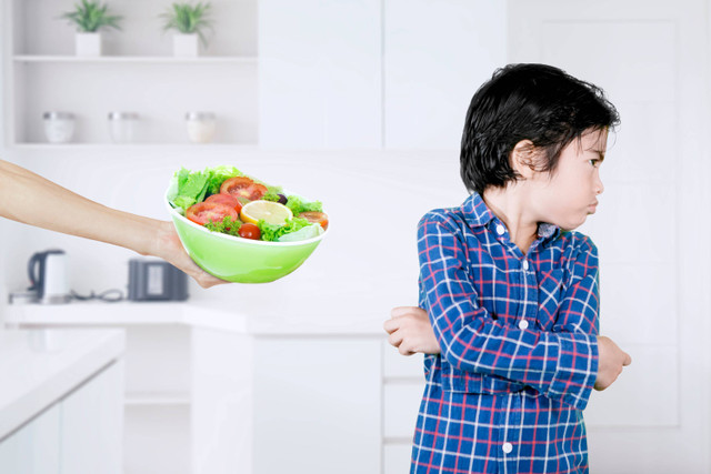 Ilustrasi Anak Tidak Mau Makan Sayur dan Buah. Foto: Creativa Images/shutterstock